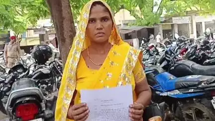 एटा: बारिश के चलते गिरा मकान, गांव गुलाबपुर की विधवा महिला ने प्रधानमंत्री आवास न मिलने पर डीएम कार्यालय पहुंचकर लगाई गुहार