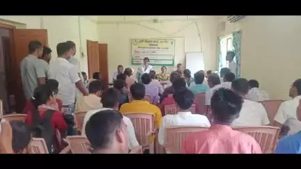 हरनौत: गोनावा रोड स्थित कृषि विज्ञान केंद्र में बेरोजगार युवक-युवतियों को मुर्गी पालन का प्रशिक्षण दिया जा रहा है