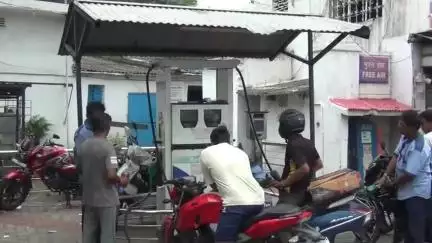 झरिया/जोरापोखर/सिंदरी: झरिया: पेट्रोल पंप पर युवकों ने की मारपीट, दो कर्मी घायल, पंप जलाने की धमकी