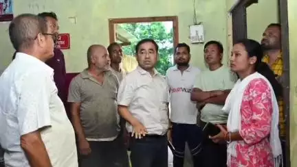 তেজপুৰ: ৰাইজৰ অভিযোগ অনুসৰি পশ্চিম বৰগাওঁ পঞ্চায়তত উপস্থিত হৈ পঞ্চায়তৰ বিভিন্ন দিশ পৰ্যবেক্ষণ বিধায়ক গনেশ কুমাৰ লিম্বুৰ