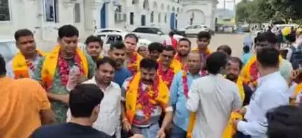 इटावा: सदर इलाके से अमरनाथ यात्रा के लिए रवाना हुआ 17 सदस्यीय जत्था, ढोल नगाड़ों की धुन पर नारे लगाते हुए गोमती से हुआ रवाना