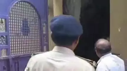बंजरिया: न्यायालय के निर्देश पर मंगलवार को बैंक ऑफ बड़ौदा ने लालबिहारी राम के घर पर ऋण चुकता न करने के एवज में भौतिक कब्जा किया