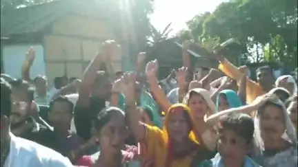 দেৰগাঁও: গৌৰৱ গগৈ গʼ বেক ধ্বনি, দেৰগাঁৱত মুখ্যমন্ত্ৰীৰ কনভয়লৈ বটল নিক্ষেপৰ বিৰুদ্ধে প্ৰতিবাদ বিজেপিৰ,সমজিলা আয়ুক্ত কাৰ্যালয় ঘেৰাও
