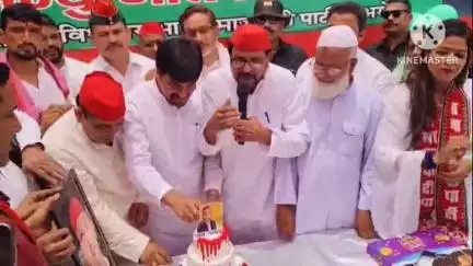गौरीगंज: गौरीगंज स्थित सपा कार्यालय पर धूमधाम से मनाया गया अखिलेश यादव का जन्मदिन, सपा नेता ने 52 जरूरतमंदों को बांटी साइकिल