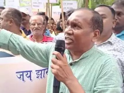 मधु कोड़ा  द्वारा बिशाल रैली निकला गया