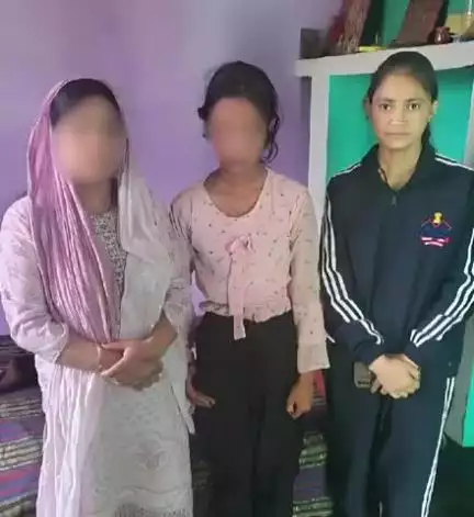 चमोली: परिजनों की डांट से घर से लापता नाबालिग को पीपलकोटी से सकुशल बरामद, गोपेश्वर पुलिस ने तत्परता दिखाते हुए परिजनों को सौंपा