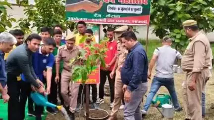 शामली: शामली में वन महोत्सव कार्यक्रम का शुभारंभ, डीएम ने नवोदय विद्यालय में स्कूली बच्चों के साथ मिलकर किया वृक्षारोपण
