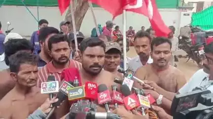 కడప: నగరపాలక సంస్థ ఎదుట పారిశుద్ధ్య కార్మికులు అర్ధనగ్న ప్రదర్శన : మున్సిపల్ యూనియన్ నాయకులు రవి