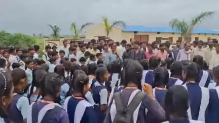 बिछुआ: ग्राम थोटामाल में पीएम श्री एकीकृत शासकीय स्कूल के गेट पर परिजन और बच्चों ने ताला लगाकर किया प्रदर्शन