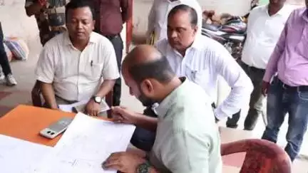 कोडरमा: कोडरमा में उपायुक्त ने मतदान केंद्रों के नजरी नक्शा के सत्यापन हेतु मतदान केंद्रों का किया निरीक्षण