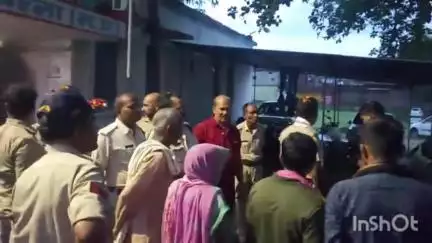 अजयगढ़: 22 साल बाद गुमशुदा पुत्र के वापस मिलने पर परिवार ने अजयगढ़ थाना प्रभारी व पुलिस स्टाफ का किया सम्मान