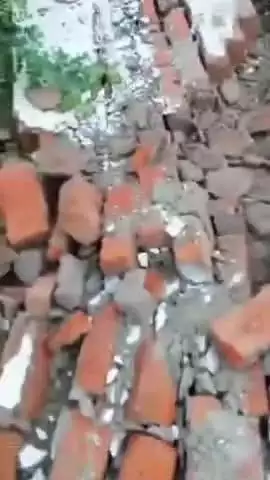 बांगरमऊ: बांगरमऊ के गंजमुरादाबाद में मनरेगा से बनी स्कूल की 40 फीट बाउंड्रीवाल पहली बारिश में गिरी, 15 फीट हिस्सा अभी भी गिरा