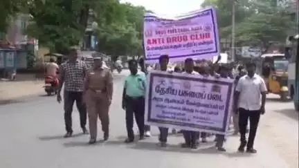 போச்சம்பள்ளி: வட்டாட்சியர் அலுவலகம் முன்பு  உலக போதைப்பொருள் ஒழிப்பு தினத்தை ஒட்டி போதை விழிப்புணர்வு பேரணி – காவல் ஆய்வாளர் நாகலட்சுமி கொடி அசைத்து துவக்கிவைத்தார்