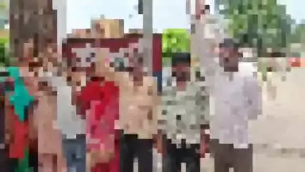 हसनपुर: एक गांव निवासी 6 बच्चों की मां प्रेमी के घर पहुंची, परिजनों ने नाबालिक बेटी को ले जाने का आरोप लगाते हुए थाने पर किया प्रदर्शन