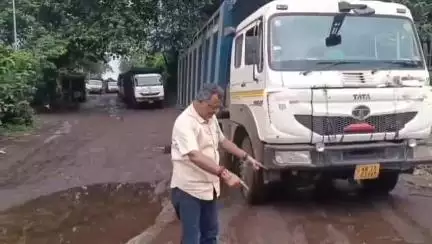 বারাবনী: আসানসোলে নো এন্ট্রি টাইমে রাস্তায় ডাম্পার, ডাম্পার আটকে বিক্ষোভ কংগ্রেস নেতা প্রসেনজিৎ পুইতন্ডির