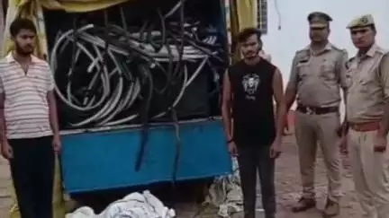 नवाबगंज: कुर्सी रोड नहर पुल कस्बा देवा से पुलिस ने 2 चोरों को किया गिरफ्तार, कब्जे से चोरी का सामान बरामद