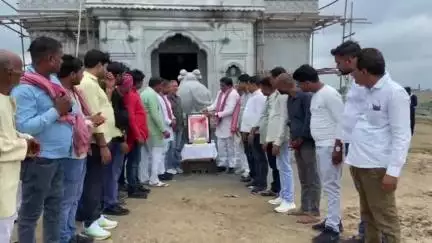 इटावा: सपा प्रमुख, पूर्व मुख्यमंत्री अखिलेश यादव का जन्मदिन ग्वालियर बायपास निर्माणदीन केदारेश्वर मंदिर पर धूमधाम से मनाया गया