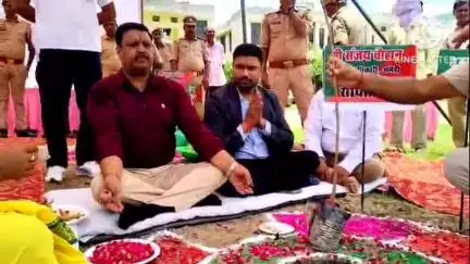 गौरीगंज: गौरीगंज तहसील के ट्रांजिट हॉस्टल में नवग्रह वाटिका की स्थापना कर डीएम, एसपी, सीडीओ ने वन महोत्सव सप्ताह का शुभारंभ किया