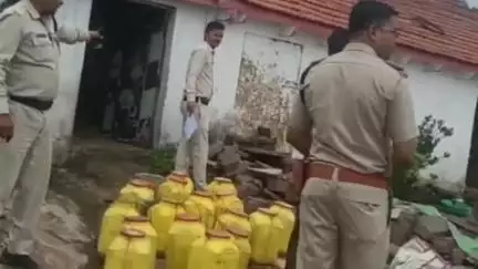 गुढ़: आबकारी विभाग ने गुढ़ तहसील के महाडांडी गांव में दबिश देकर की बड़ी कार्रवाई