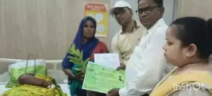 कैसरगंज: जरवल में पौधा और ग्रीन गोल्ड सर्टिफिकेट देकर नवजात को किया गया सम्मानित