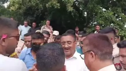 ছিপাঝাৰ: ছিপাঝাৰৰ গৰুখুটীত উত্তপ্ত পৰিস্থিতি 
গিৰ গাই প্ৰসংগক লৈ কংগ্ৰেছে প্ৰতিবাদ কৰাৰ সময়তে উত্তপ্ত পৰিস্থিতি