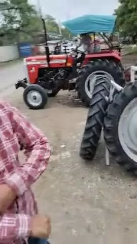 आलोट :-ट्रैक्टर के बीकेटी के पतले टायर जो सोयाबीन खरपतवार हटाने के लिए ट्रैक्टर में लगाते हैं किसान भाई