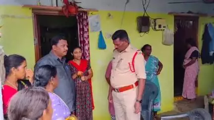 బెల్లంపల్లి: రవీంద్ర నగర్ లోని ఓ ఇంట్లో నిద్రిస్తున్న హర్షిత అనే మహిళ మెడలో నుండి రెండున్నర తులాల బంగారం దొంగతనం చేసిన దుండగుడు