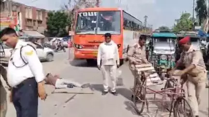 एटा: बैटरी ई-रिक्शा न मिलने पर दिव्यांग व्यक्ति ने जीटी रोड कचहरी मोड़ के समीप किया हाई वोल्टेज ड्रामा, मौके पर पहुंची पुलिस