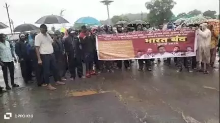 नारायणपुर: आठ सूत्रीय मांगों को लेकर भारत मुक्ति मोर्चा ने किया चक्काजाम, घंटों यातायात ठप रहा, प्रशासन को सौंपा ज्ञापन