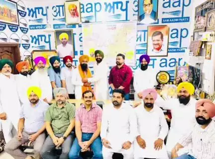 ਤਰਨਤਾਰਨ: ਤਰਨਤਾਰਨ ਦੇ ਹਲਕਾ ਪੱਟੀ ਚ ਮੰਤਰੀ ਲਾਲਜੀਤ ਸਿੰਘ ਭੁੱਲਰ ਨੇ ਨਰਿੰਦਰ ਠੱਠਾ ਨੂੰ ਹਲਕਾ ਪੱਟੀ ਦੀ ਸੰਗਠਨ ਚ ਜ਼ਿੰਮੇਵਾਰੀ ਮਿਲਣ ਤੇ ਸਨਮਾਨਿਤ ਕੀਤਾ