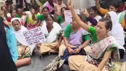 লক্ষীপুৰ: লক্ষীপুৰ শিশু উন্নয়ন প্ৰকল্পৰ সন্মুখত অংকনৱাদী কেন্দ্ৰ সমূহ একত্ৰিকৰণৰ বিৰুদ্ধে কৰ্মী সহায়িকাৰ উত্তাল প্ৰতিবাদ