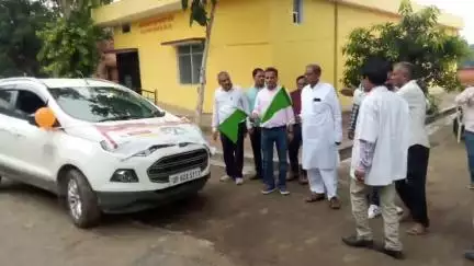 बैरिया: प्रा.स्वा. केंद्र मुरलीछपरा से संचारी रोग नियंत्रण अभियान की रैली को ब्लॉक प्रमुख ने हरि झंडी दिखाकर किया रवाना