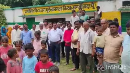 दातागंज: उसावां विकास क्षेत्र के घुरेला विद्यालय बंद होने के विरोध में ग्राम प्रधान, ग्रामीणों और छात्रों ने किया विरोध प्रदर्शन