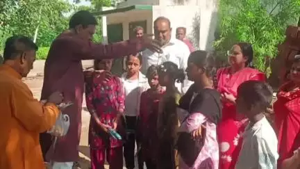 फरेंदा: आनंदनगर के प्राथमिक विद्यालय में नए छात्रों का स्वागत नगर पंचायत अध्यक्ष प्रतिनिधि राजेश जायसवाल ने किया