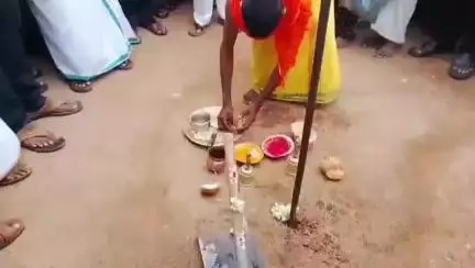 ಚಳ್ಳಕೆರೆ: Impact: ಬೇಡರೆಡ್ಡಿಹಳ್ಳಿ ಗ್ರಾಮದಲ್ಲಿ ರಸ್ತೆ ಕಾಮಗಾರಿಗೆ ಚಾಲನೆ ನೀಡಿದ ಶಾಸಕ ಎನ್.ವೈ.ಗೋಪಾಲಕೃಷ್ಣ #localissue