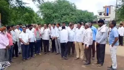 सोनपेठ: कान्हेगाव येथे शक्तीपीठ महामार्ग शेत जमिन  मोजणीस शेतकऱ्यांचा तीव्र विरोध ; अधिकारी मोजणी न करता गेले परत