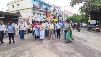 मंडला: मंत्री संपतिया उईके पर ₹1000 करोड़ कमीशन लेने का आरोप, मंडला में कांग्रेस पदाधिकारियों व कार्यकर्ताओं ने जलाया पुतला