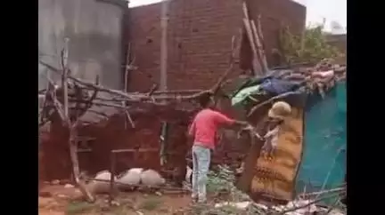 शिवपुरी नगर: ग्राम लंगूरी में दबंग ने ज़मीन और रास्ते पर किया कब्ज़ा, विरोध करने पर झोपड़ी में पेट्रोल डालकर लगाई आग