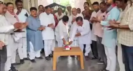 सिकंदरपुर: सिकंदरपुर में विधायक मोहम्मद जियाउद्दीन रिजवी ने केक काटकर मनाया सपा के राष्ट्रीय अध्यक्ष अखिलेश यादव का जन्मदिन