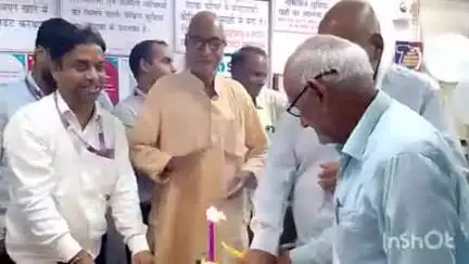 पड़वा: एसबीआई पंडवा शाखा में बैंक का 70 वां स्थापना दिवस शाखा प्रबंधक जितेंद्र कुमार ने केक काटकर मनाया।