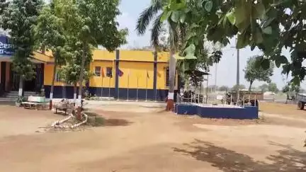 तुमसर: मांगली ते सिहोरा रस्त्यावर विनापरवाना रेतीची चोरटी वाहतूक करणारा ट्रॅक्टर सिहोरा पोलिसांनी पकडला