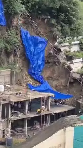 सोलन: नीचे चल रहे कंस्ट्रक्शन के काम के दौरान ऊपर से गिरे पत्थर, बाल-बाल बचे मजदूर