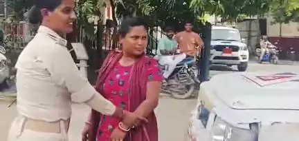 पटना ग्रामीण: पटना जंक्शन के पास डॉल्फिन टीम ने महिला शराब तस्कर को किया गिरफ्तार