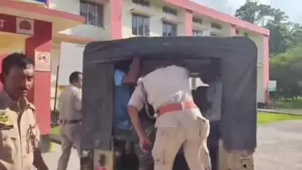সোনাইকোলাত আৰক্ষীক আক্ৰমণ কৰা ঘটনালৈ আটক পাঁচজনক স্বাস্থ্য পৰীক্ষাৰ অন্তত মাণিকপুৰ থানা পৰা ন্যায়িক জিম্মালৈ প্ৰেৰণ