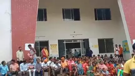 बूरमू: खखरा गांव के लोगों ने जमीन विवाद के मामले को लेकर अंचल कार्यालय का किया घेराव