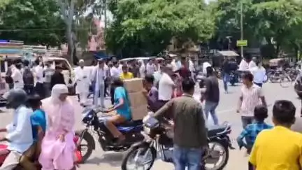 थाना प्रभारी के सामने रंगदारी के आरोप सिद्ध होने पर चौबारा की कमलेश उर्फ नेहा चौहान गिरफ्तारी से बचने के लिए सड़क पर लेटी यातायात अवरुद्ध करके ड्रामा किया कुछ रिपोर्टर ने अपराधी महिला को सहयोग किया