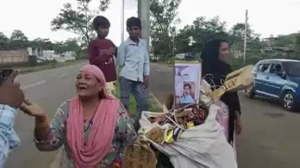रायसेन: वार्ड नंबर-18 के आक्रोशित लोगों ने विभिन्न मांगों को लेकर स्थानीय पार्षद का जलाया पुतला