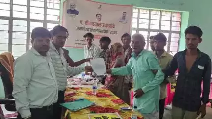 सज्जनगढ़: मगरदा में पंडित दीनदयाल उपाध्याय अंत्योदय संबल शिविर में 80 वर्षीय वृद्ध की वर्षों पुरानी राजस्व त्रुटि हुई दुरुस्त
