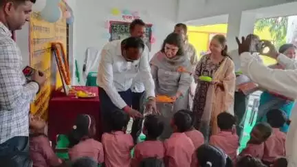 महाराजगंज: कंपोजिट विद्यालय पिपरा रसूलपुर में स्कूल चलो अभियान के तहत नवप्रवेशी बच्चों का स्वागत, डीएम ने किया निरीक्षण