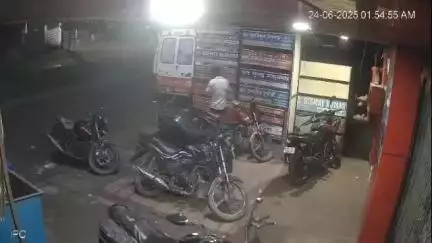 রামপুরহাট ১: রামপুরহাটে রাতে নার্সিংহোমের সামনে নকল চাবি দিয়ে বাইক চুরি, প্রকাশ্যে CCTV ফুটেজ